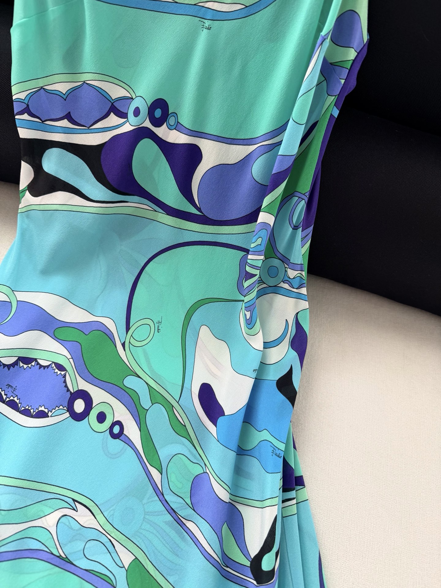 现货‼️‼️/肩带真丝连衣裙✨100%真丝绉绸材质、V领 直套头款，Orchidee印花图案，侧身开叉，