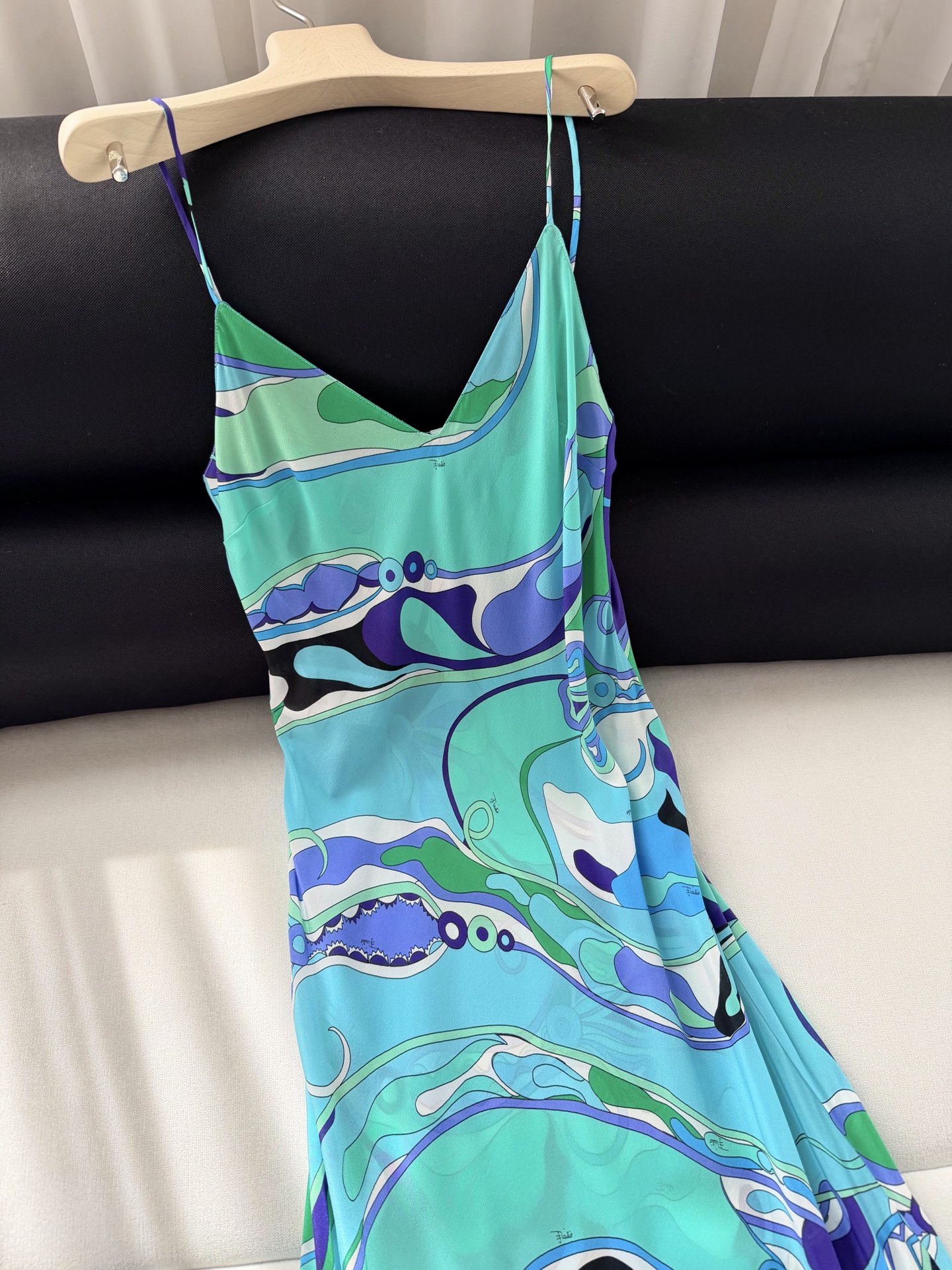 现货‼️‼️/肩带真丝连衣裙✨100%真丝绉绸材质、V领 直套头款，Orchidee印花图案，侧身开叉，