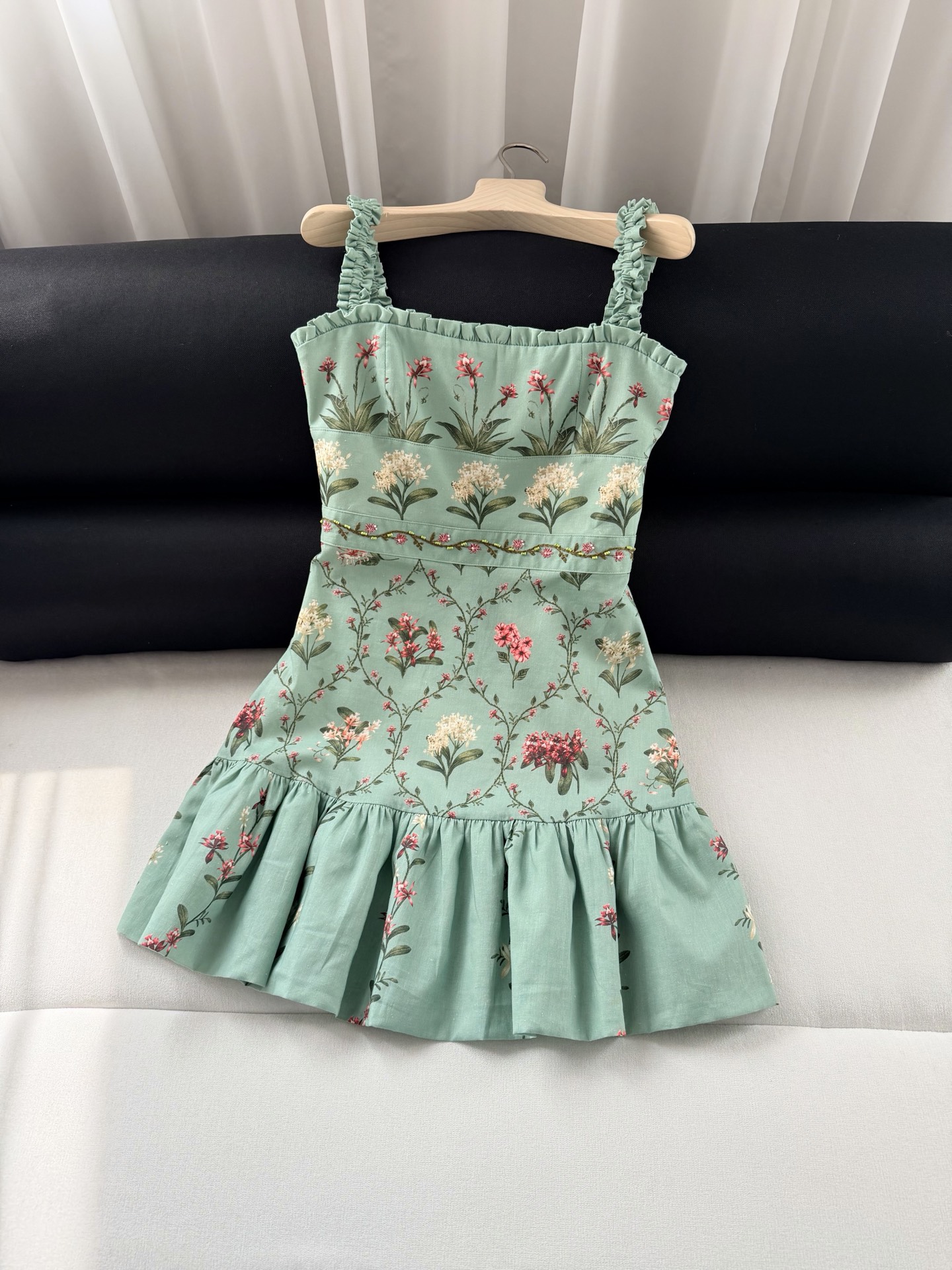 现货‼️/松紧吊带连衣裙✨全身定位印花裁片，肩带腰间手工刺绣钉珠，太重磅了，融合传统手工艺与现代剪裁，亚