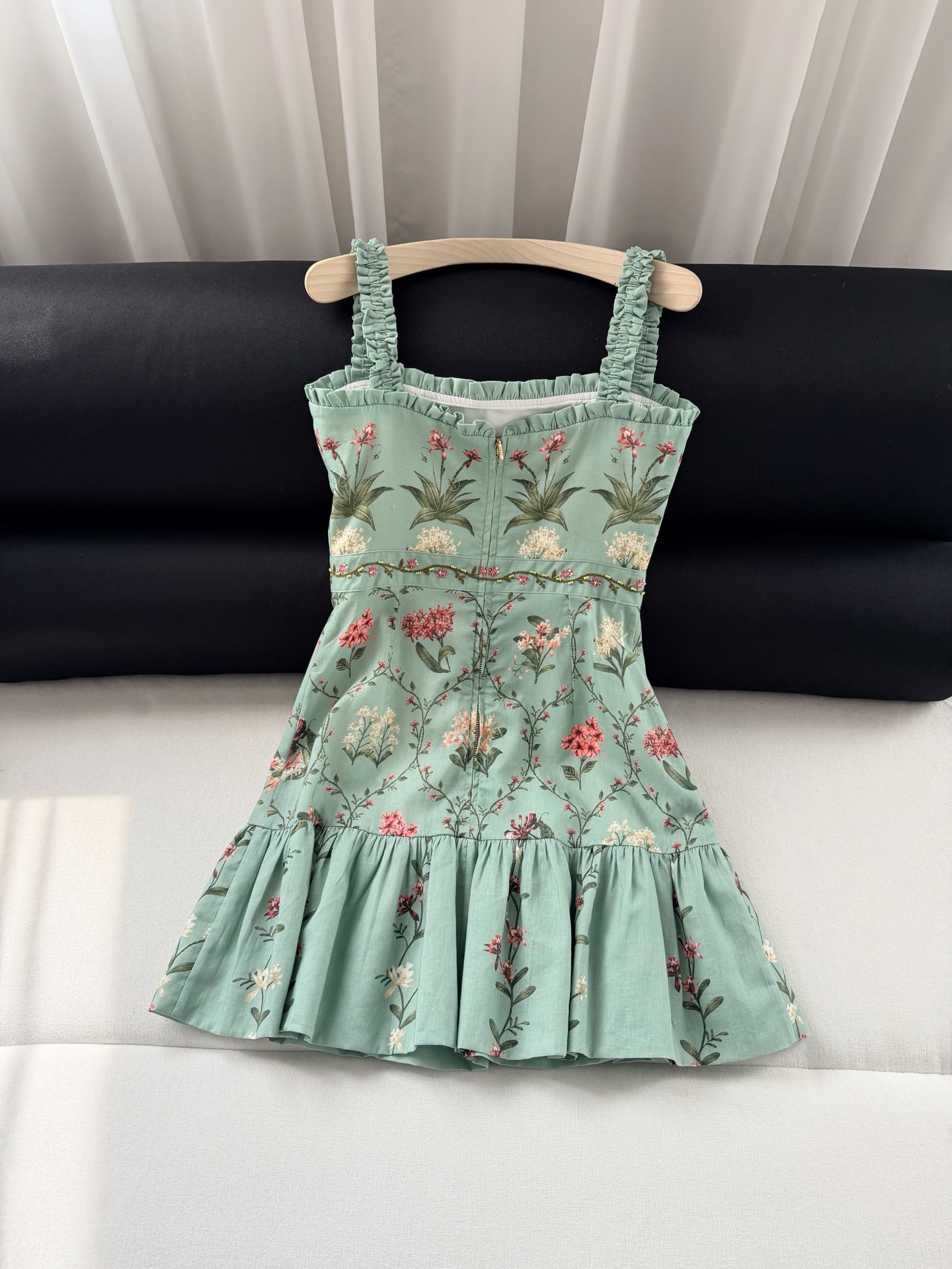 现货‼️/松紧吊带连衣裙✨全身定位印花裁片，肩带腰间手工刺绣钉珠，太重磅了，融合传统手工艺与现代剪裁，亚