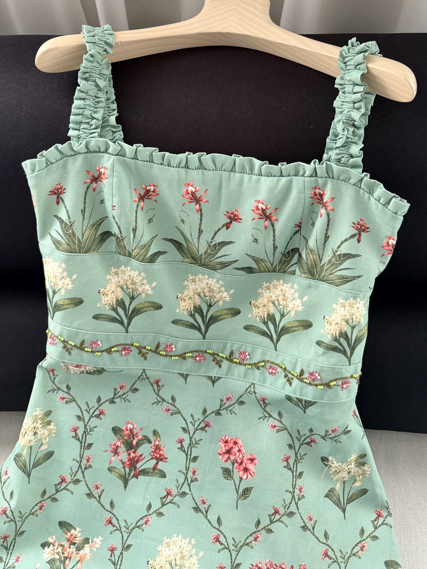 现货‼️/松紧吊带连衣裙✨全身定位印花裁片，肩带腰间手工刺绣钉珠，太重磅了，融合传统手工艺与现代剪裁，亚