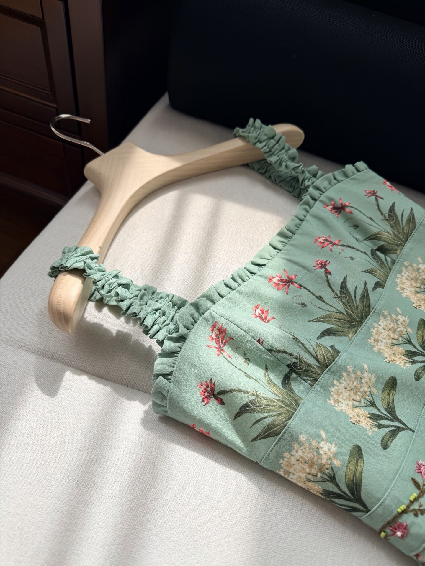 现货‼️/松紧吊带连衣裙✨全身定位印花裁片，肩带腰间手工刺绣钉珠，太重磅了，融合传统手工艺与现代剪裁，亚