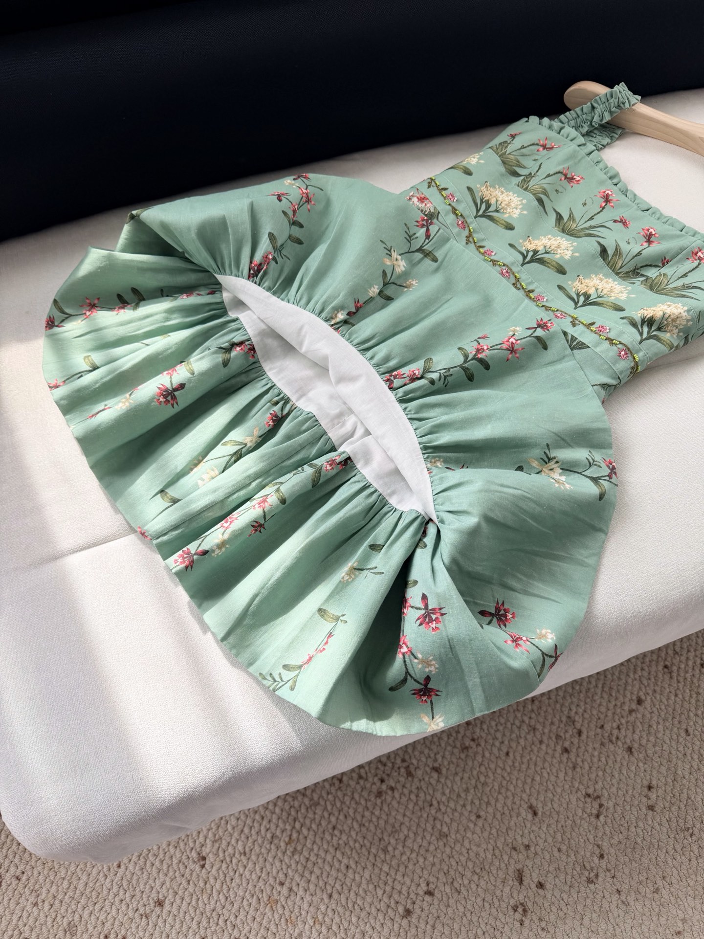 现货‼️/松紧吊带连衣裙✨全身定位印花裁片，肩带腰间手工刺绣钉珠，太重磅了，融合传统手工艺与现代剪裁，亚