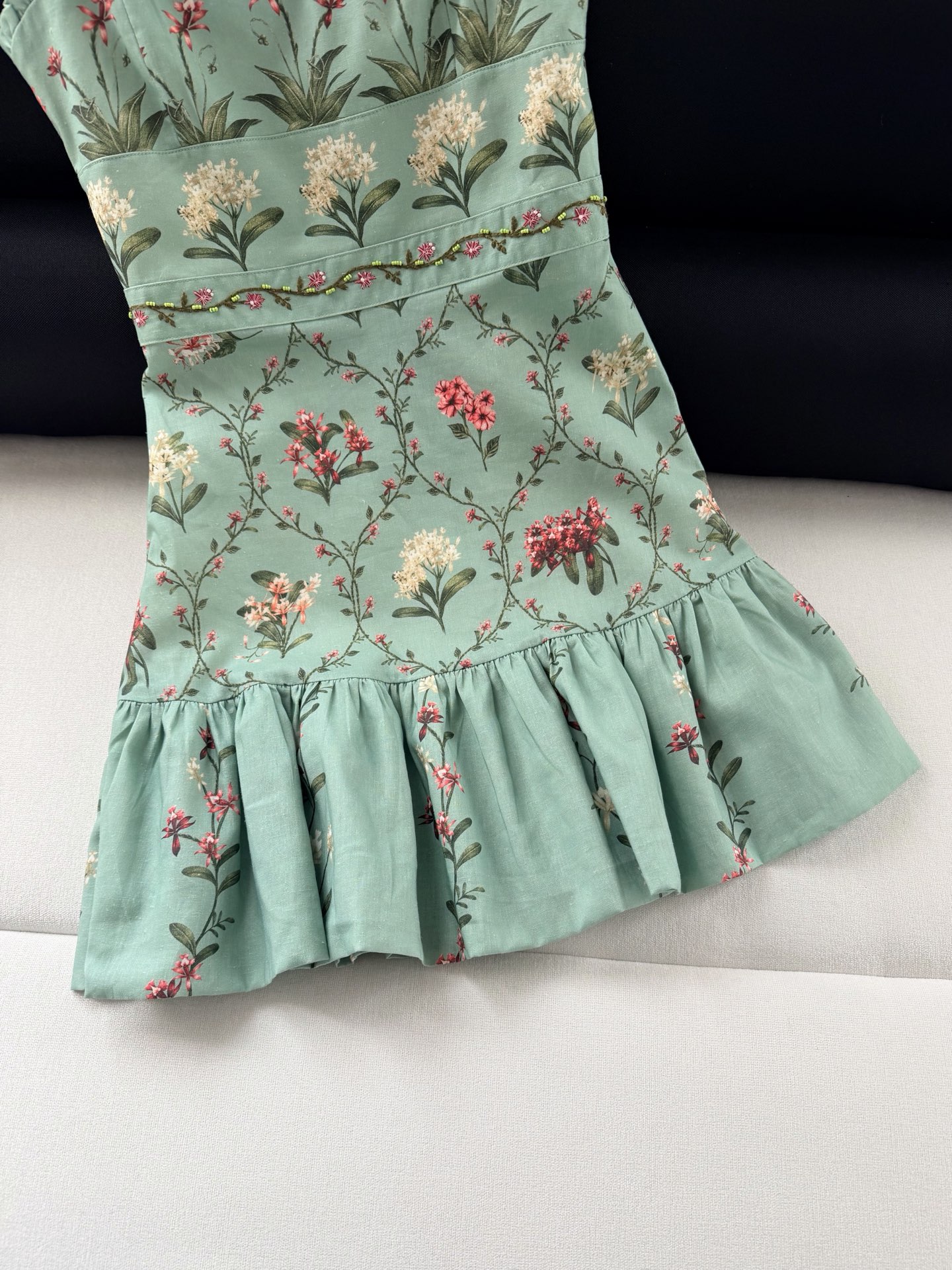 现货‼️/松紧吊带连衣裙✨全身定位印花裁片，肩带腰间手工刺绣钉珠，太重磅了，融合传统手工艺与现代剪裁，亚