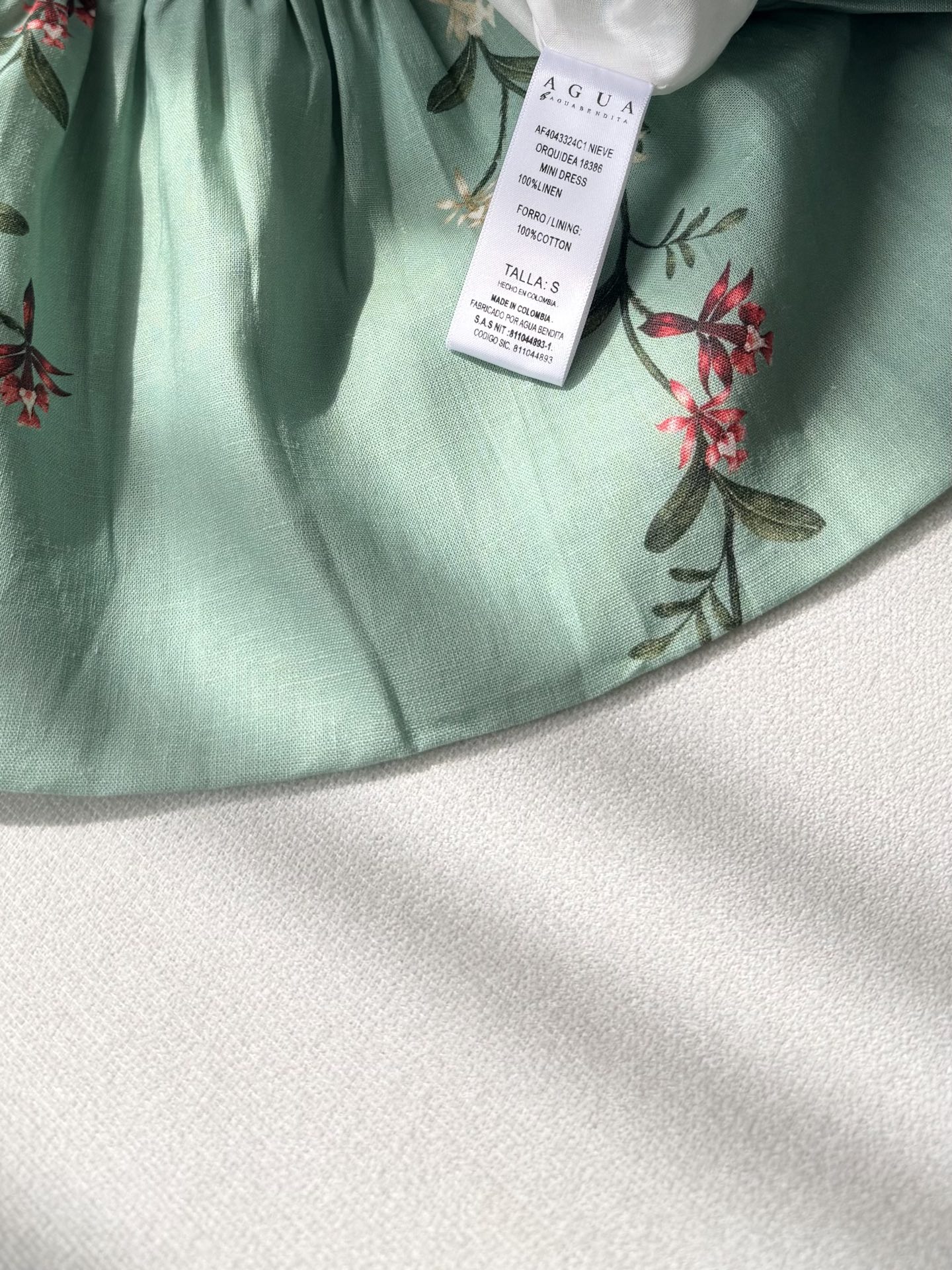 现货‼️/松紧吊带连衣裙✨全身定位印花裁片，肩带腰间手工刺绣钉珠，太重磅了，融合传统手工艺与现代剪裁，亚