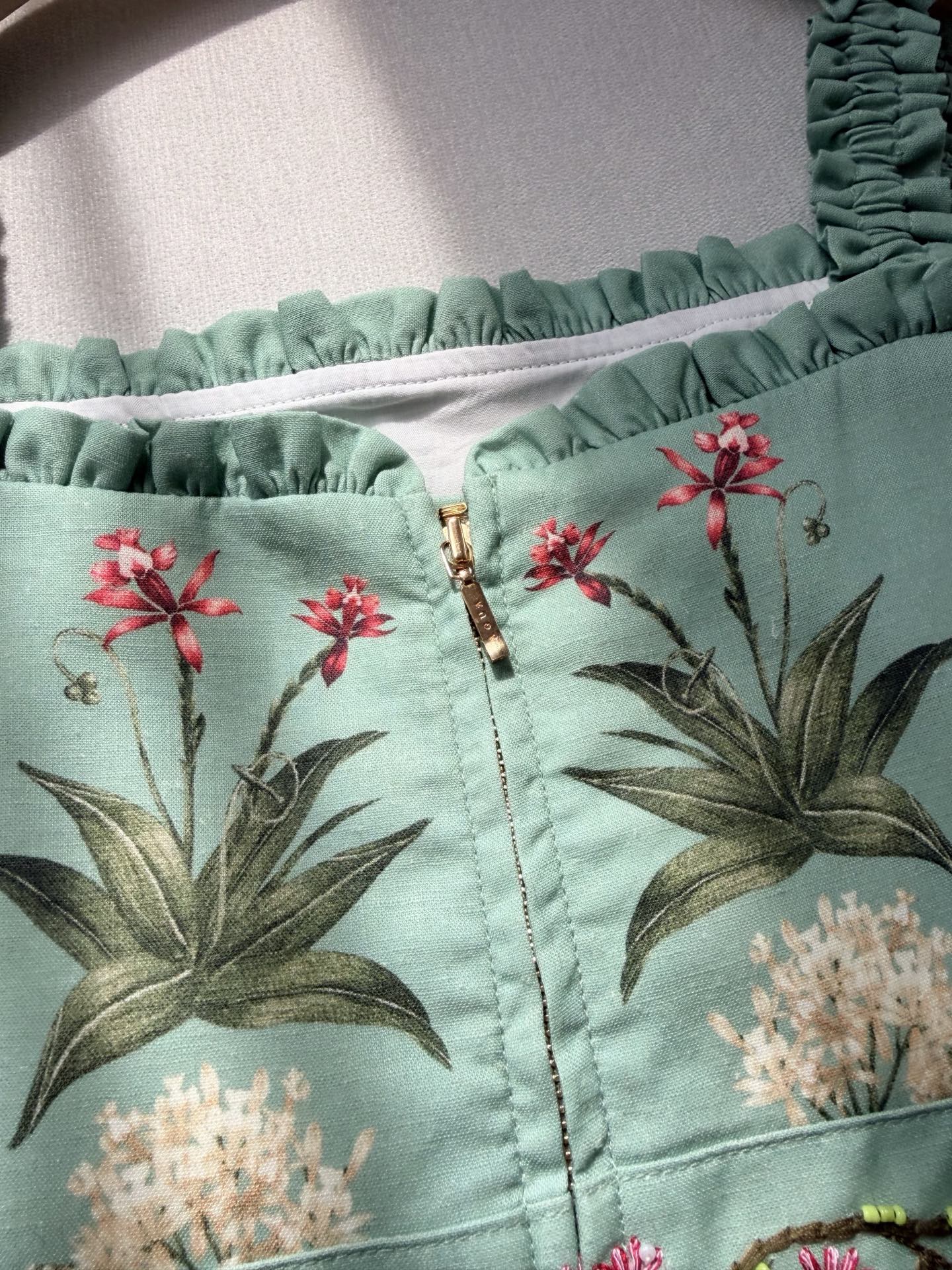 现货‼️/松紧吊带连衣裙✨全身定位印花裁片，肩带腰间手工刺绣钉珠，太重磅了，融合传统手工艺与现代剪裁，亚