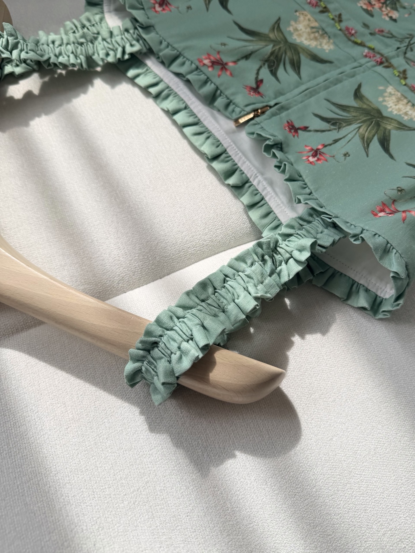 现货‼️/松紧吊带连衣裙✨全身定位印花裁片，肩带腰间手工刺绣钉珠，太重磅了，融合传统手工艺与现代剪裁，亚