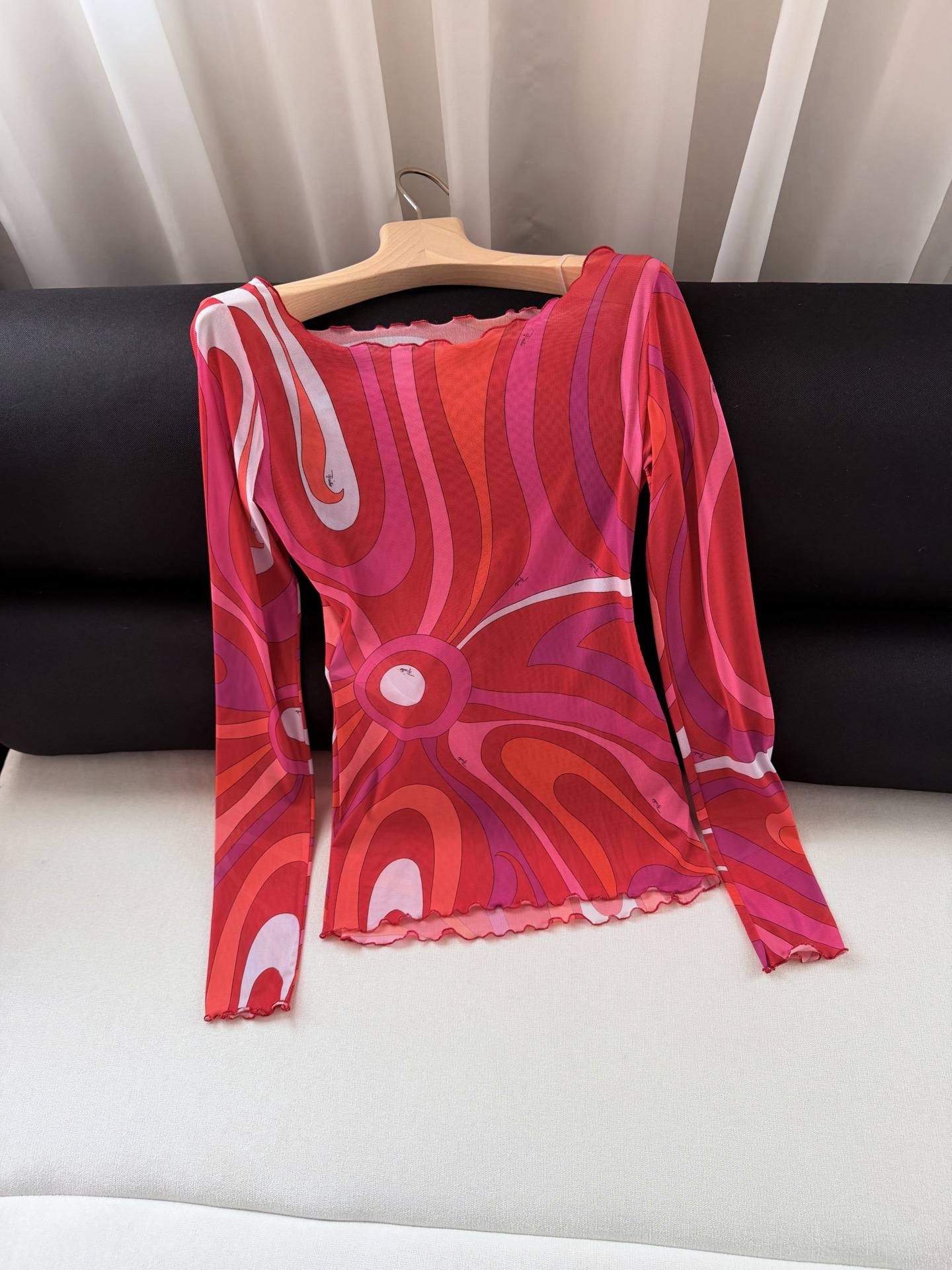 现货‼️‼️薄纱透视上衣✨典藏的“Marmo”漩涡图案环绕印花，薄纱罩衫式上衣，轻盈有弹力的网布制成 修