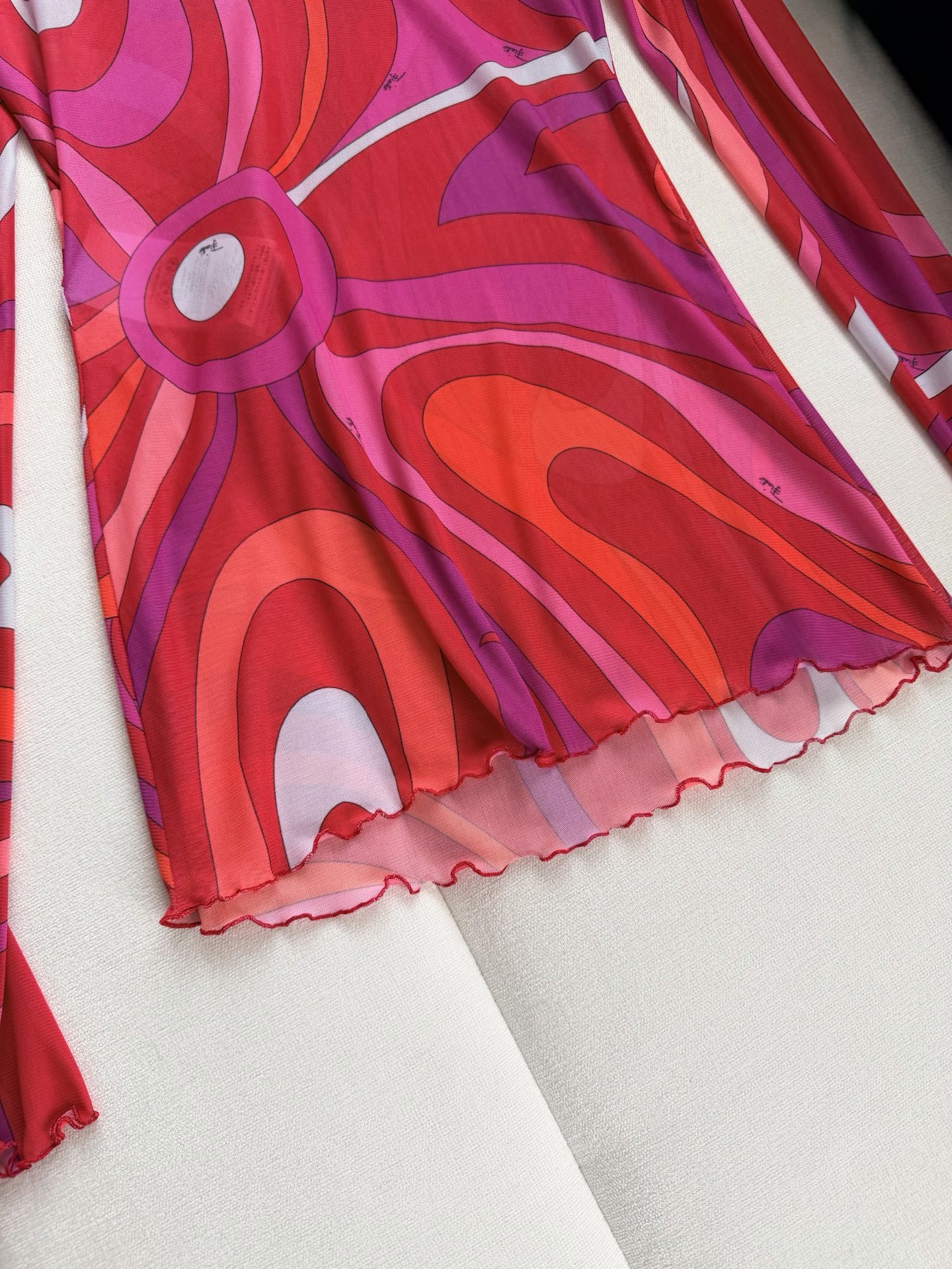 现货‼️‼️薄纱透视上衣✨典藏的“Marmo”漩涡图案环绕印花，薄纱罩衫式上衣，轻盈有弹力的网布制成 修