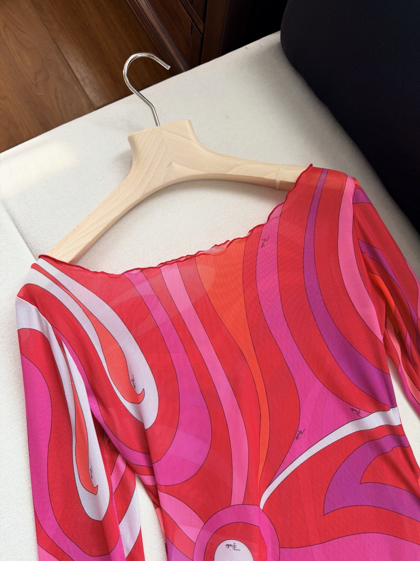 现货‼️‼️薄纱透视上衣✨典藏的“Marmo”漩涡图案环绕印花，薄纱罩衫式上衣，轻盈有弹力的网布制成 修