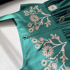 现货‼️‼️/祖母绿亚麻连衣裙✨绝版美物~Agua立体花卉刺绣古典方领吊带长裙,绣花非常精湛,这个绿的饱 现货‼️‼️/祖母绿亚麻连衣裙✨绝版美物~Agua立体花卉刺绣古典方领吊带长裙,绣花非常精湛,这个绿的饱