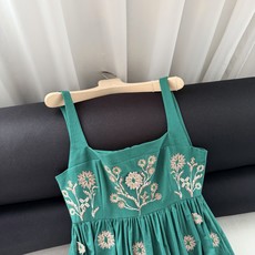 现货‼️‼️/祖母绿亚麻连衣裙✨绝版美物~Agua立体花卉刺绣古典方领吊带长裙,绣花非常精湛,这个绿的饱 现货‼️‼️/祖母绿亚麻连衣裙✨绝版美物~Agua立体花卉刺绣古典方领吊带长裙,绣花非常精湛,这个绿的饱