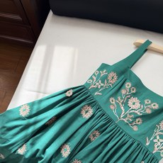 现货‼️‼️/祖母绿亚麻连衣裙✨绝版美物~Agua立体花卉刺绣古典方领吊带长裙,绣花非常精湛,这个绿的饱 现货‼️‼️/祖母绿亚麻连衣裙✨绝版美物~Agua立体花卉刺绣古典方领吊带长裙,绣花非常精湛,这个绿的饱