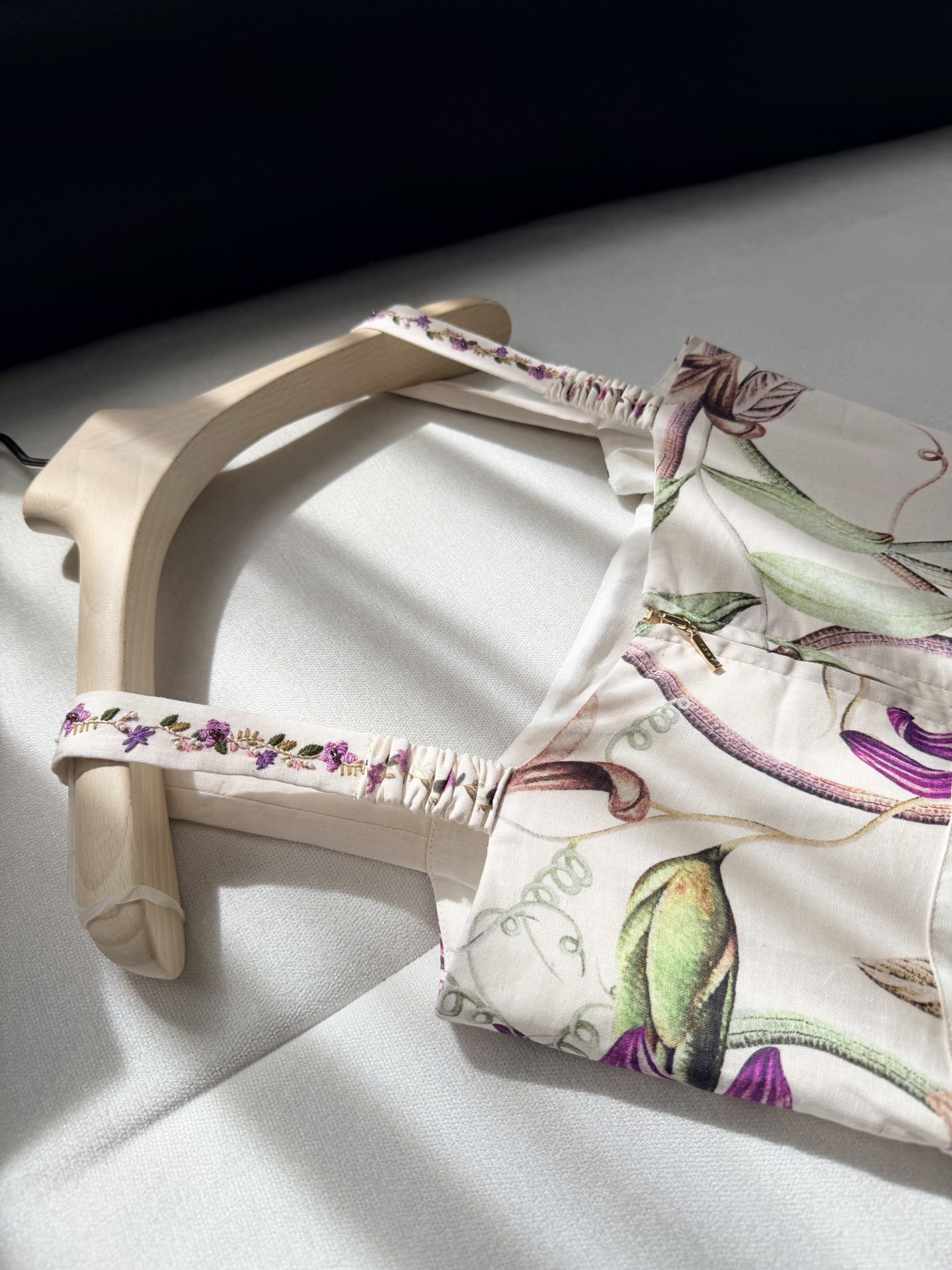 现货‼️‼️连衣裙✨Agua ✘ 2026💐揉碎了的光倾泻在翩翩裙摆，细节太美好了，手工绣花钉珠，融合传