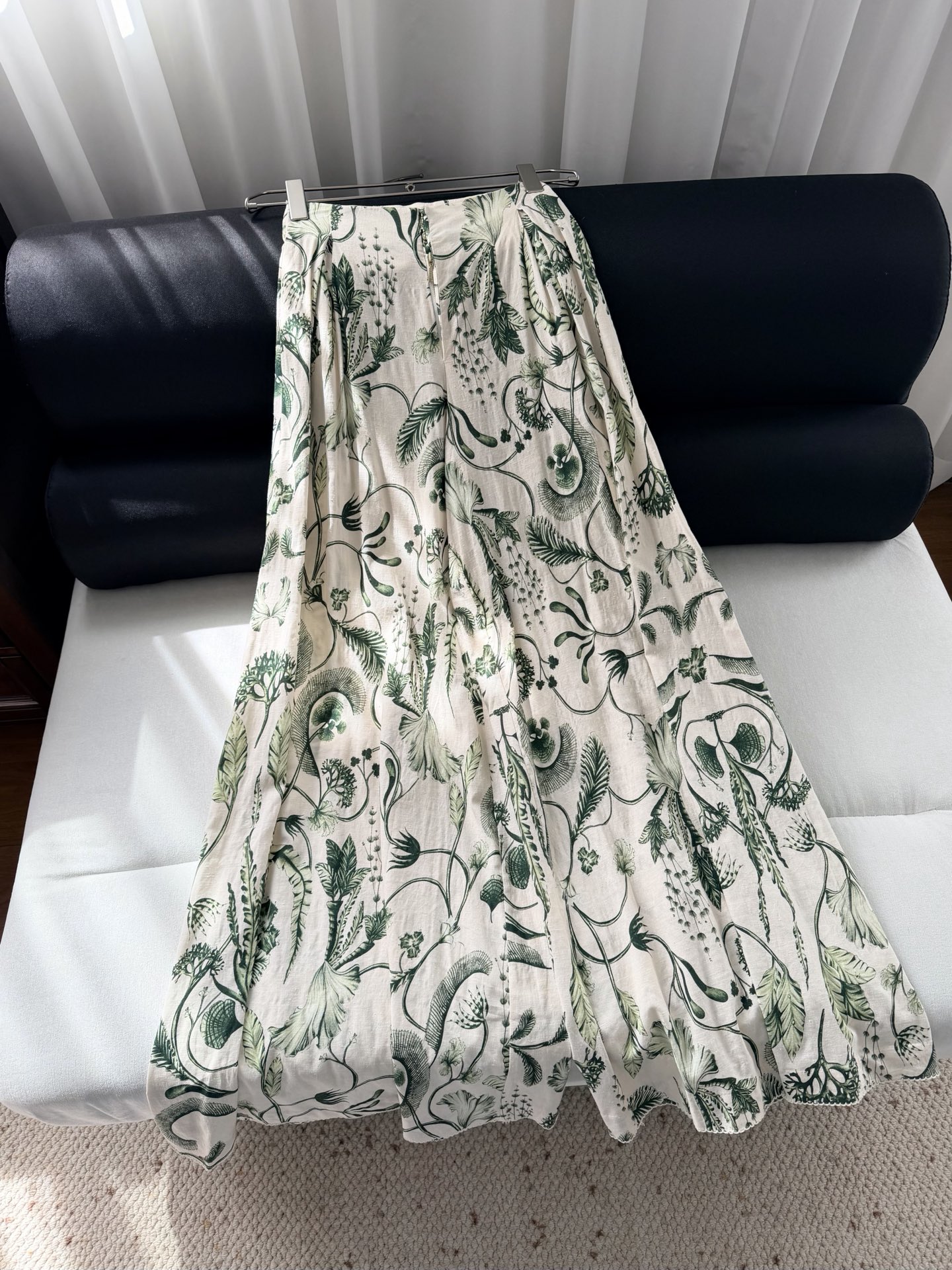 现货‼️‼️/藤蔓亚麻阔腿裤✨Agua绿植藤蔓葱葱欲滴，由天然亚麻精心制作，正面饰有隐形饰拉链开合，侧置