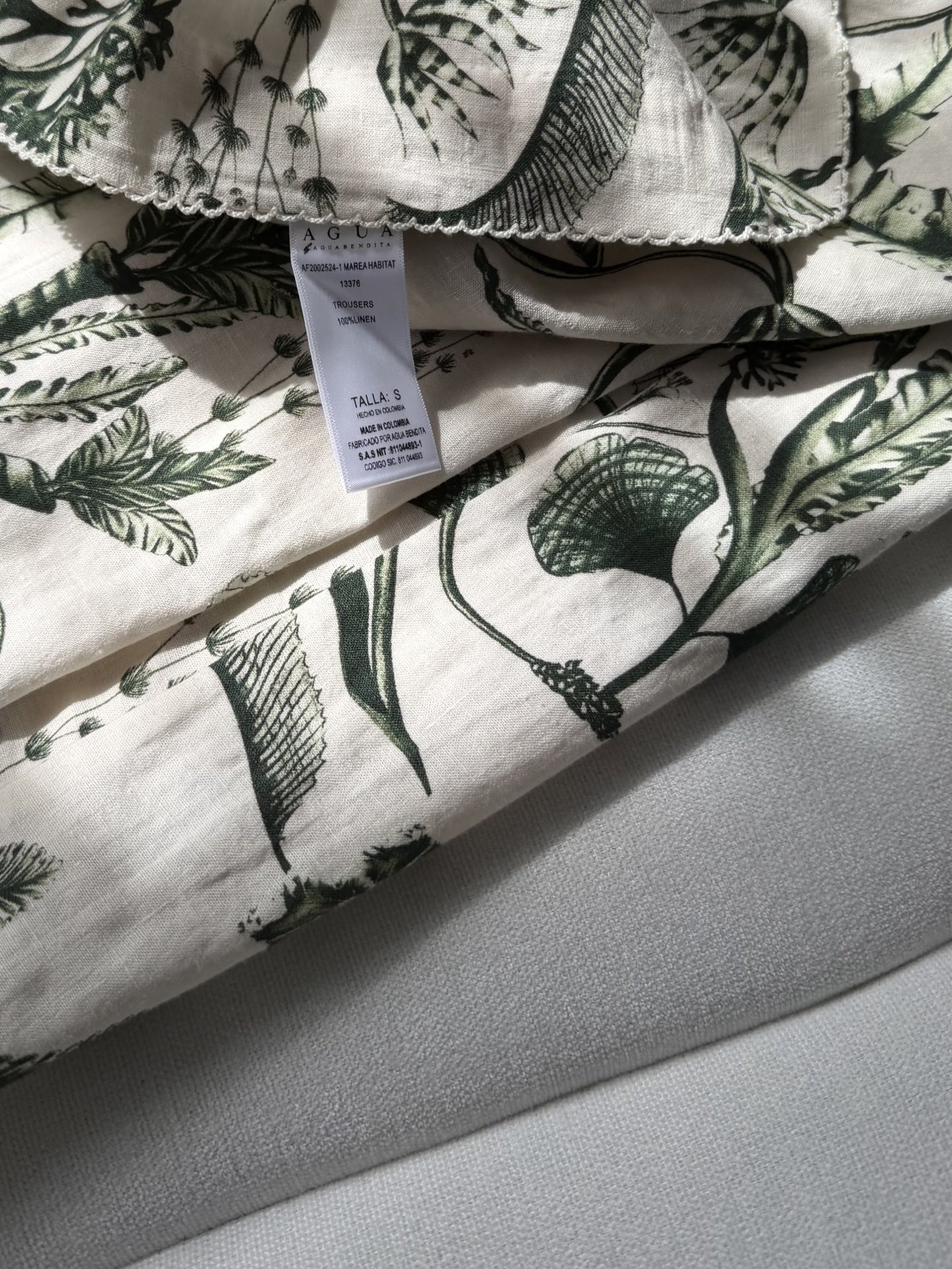 现货‼️‼️/藤蔓亚麻阔腿裤✨Agua绿植藤蔓葱葱欲滴，由天然亚麻精心制作，正面饰有隐形饰拉链开合，侧置