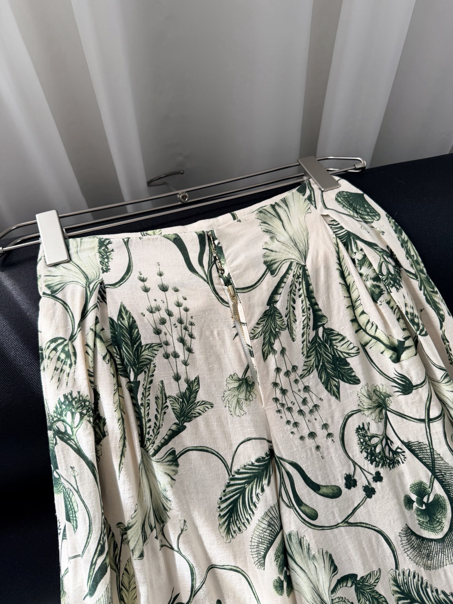 现货‼️‼️/藤蔓亚麻阔腿裤✨Agua绿植藤蔓葱葱欲滴，由天然亚麻精心制作，正面饰有隐形饰拉链开合，侧置