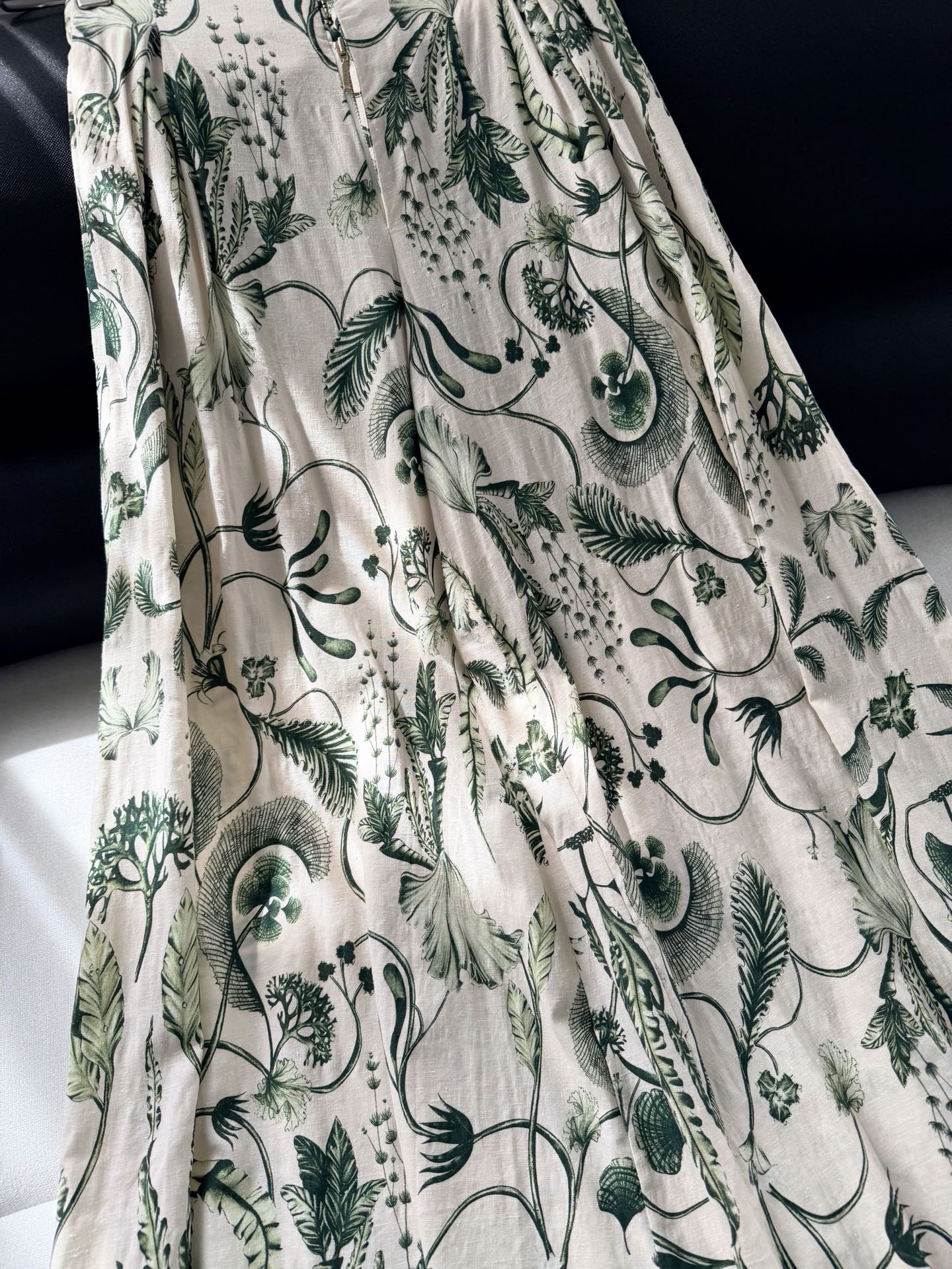 现货‼️‼️/藤蔓亚麻阔腿裤✨Agua绿植藤蔓葱葱欲滴，由天然亚麻精心制作，正面饰有隐形饰拉链开合，侧置