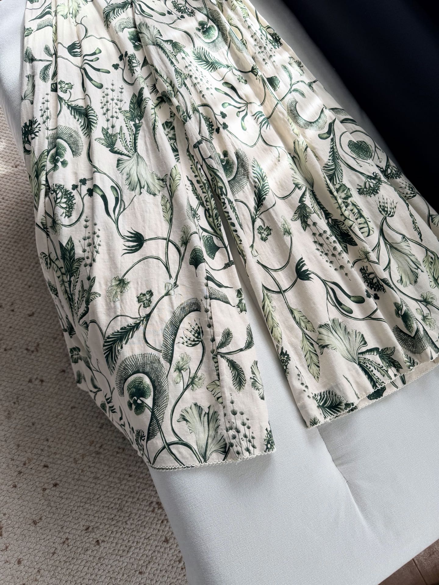 现货‼️‼️/藤蔓亚麻阔腿裤✨Agua绿植藤蔓葱葱欲滴，由天然亚麻精心制作，正面饰有隐形饰拉链开合，侧置