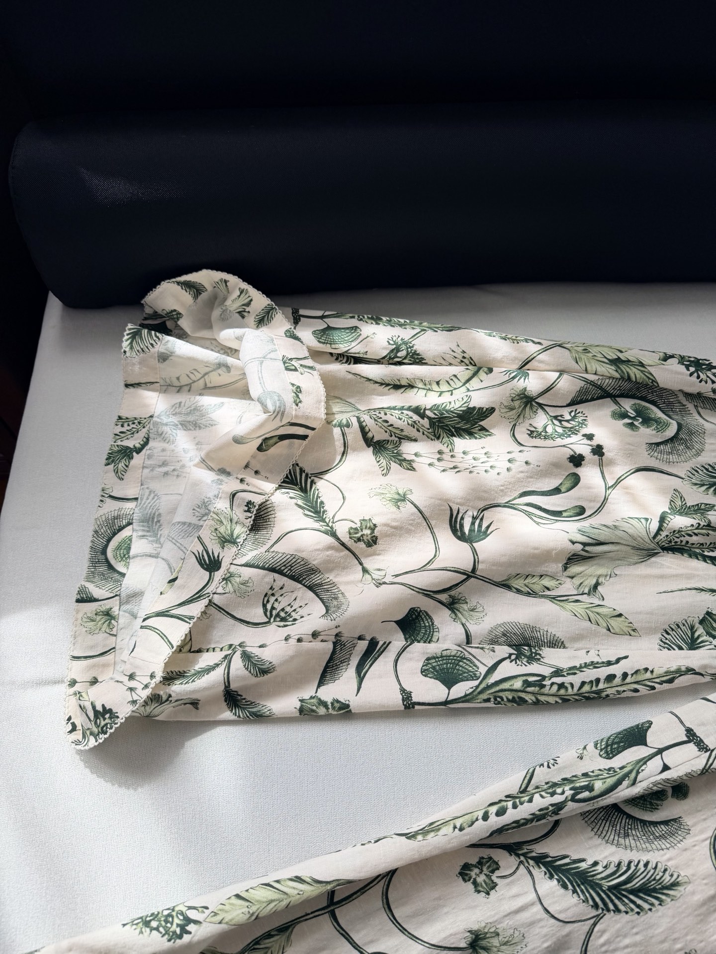 现货‼️‼️/藤蔓亚麻阔腿裤✨Agua绿植藤蔓葱葱欲滴，由天然亚麻精心制作，正面饰有隐形饰拉链开合，侧置