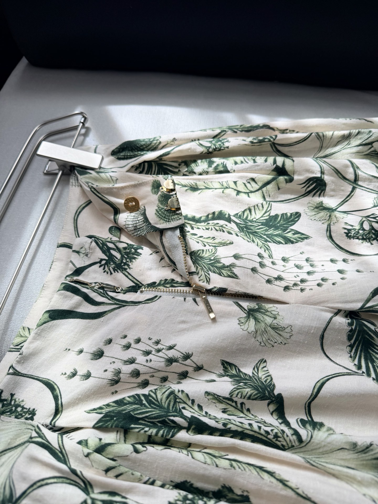 现货‼️‼️/藤蔓亚麻阔腿裤✨Agua绿植藤蔓葱葱欲滴，由天然亚麻精心制作，正面饰有隐形饰拉链开合，侧置