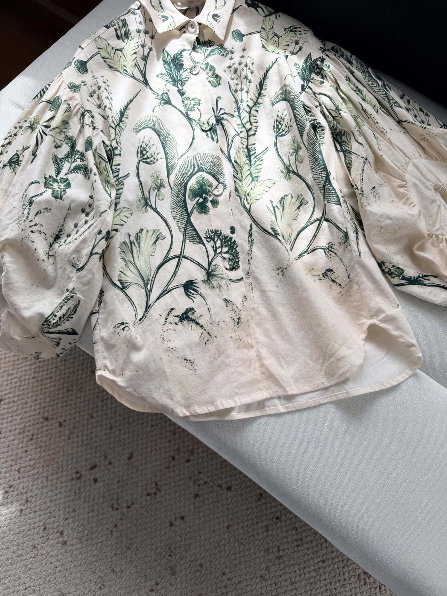 现货‼️‼️/藤蔓亚麻衬衫✨Agua绿植藤蔓葱葱欲滴，由天然亚麻精心制作，丰盈衣袖烘托出宽大飘逸的轮廓，