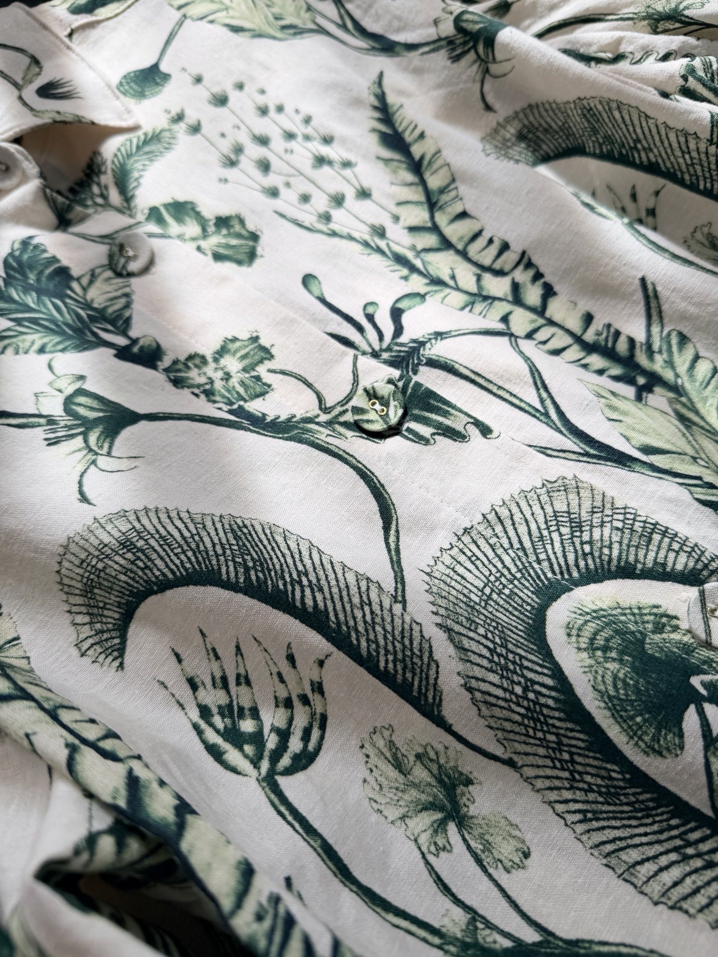 现货‼️‼️/藤蔓亚麻衬衫✨Agua绿植藤蔓葱葱欲滴，由天然亚麻精心制作，丰盈衣袖烘托出宽大飘逸的轮廓，