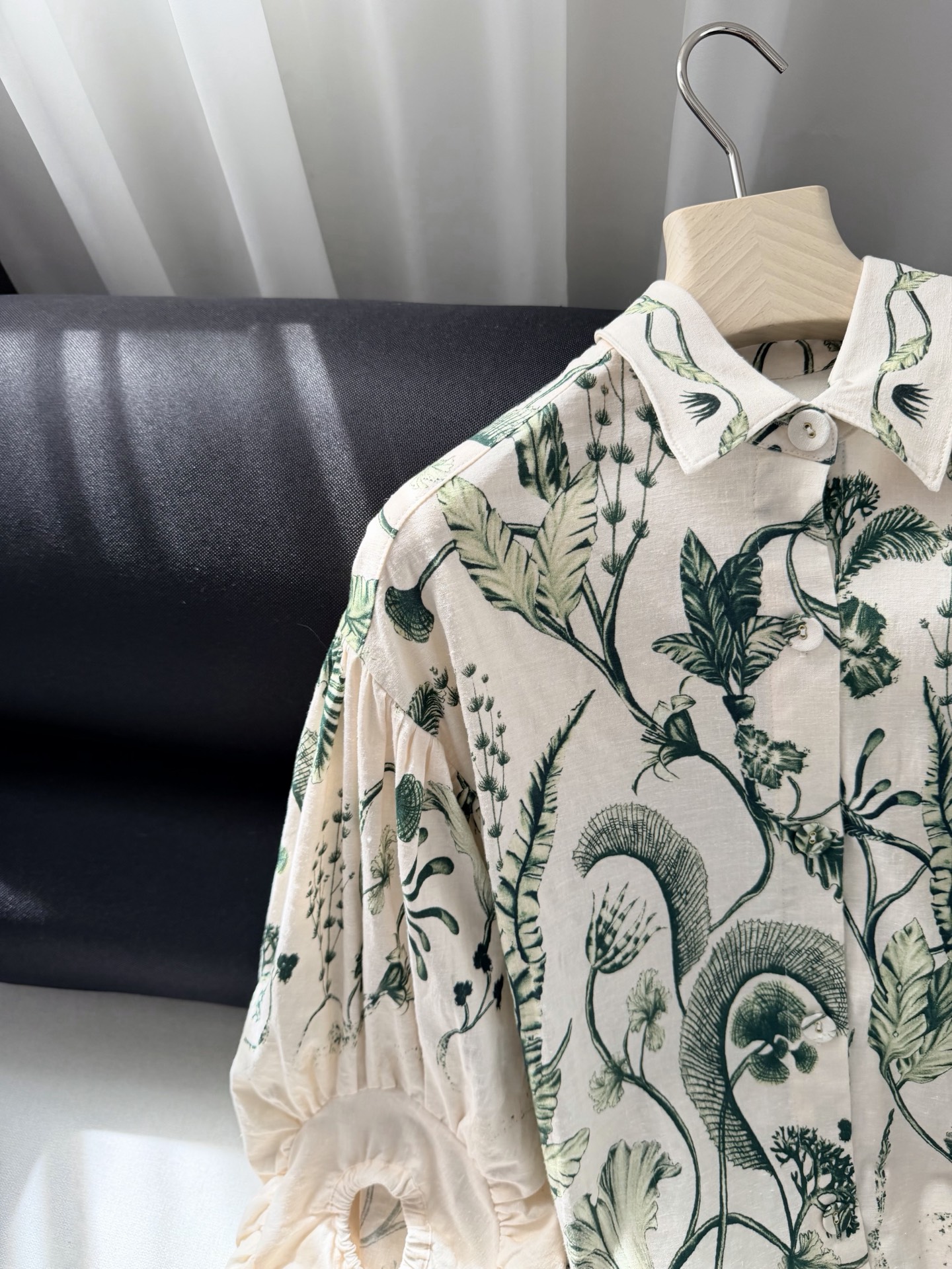 现货‼️‼️/藤蔓亚麻衬衫✨Agua绿植藤蔓葱葱欲滴，由天然亚麻精心制作，丰盈衣袖烘托出宽大飘逸的轮廓，