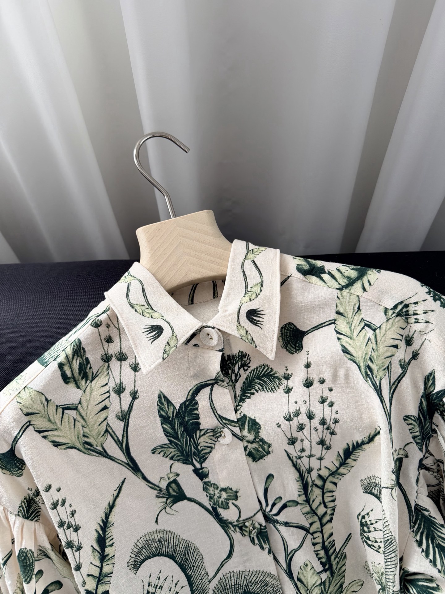 现货‼️‼️/藤蔓亚麻衬衫✨Agua绿植藤蔓葱葱欲滴，由天然亚麻精心制作，丰盈衣袖烘托出宽大飘逸的轮廓，