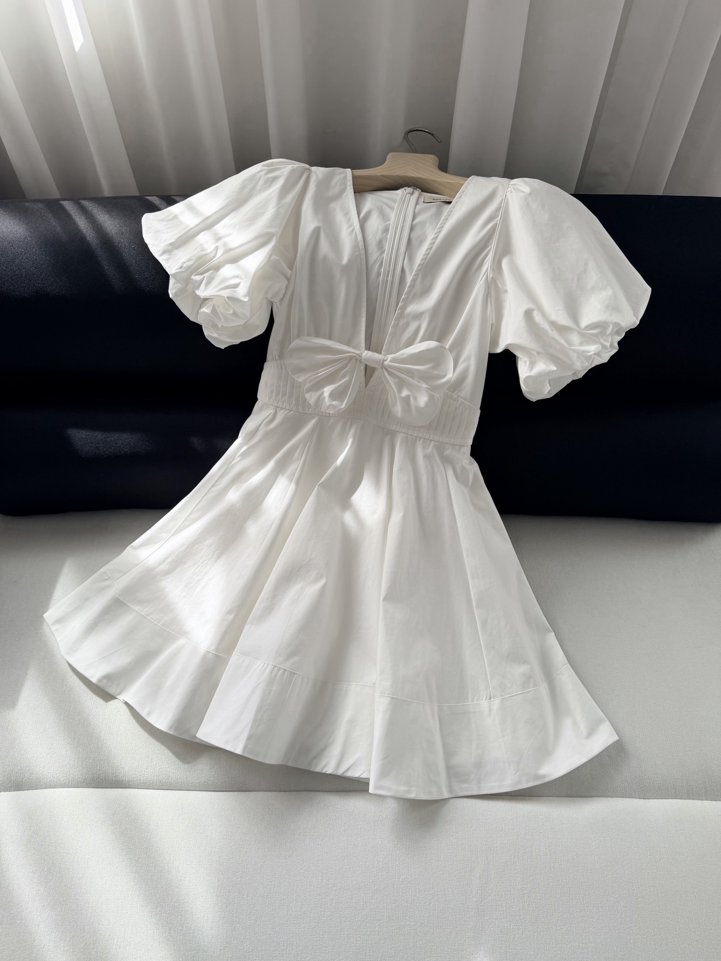 现货‼️‼️/蝴蝶结连衣裙✨纯棉材质深V领，恰到好处的露肤度，胸前蝴蝶结扣饰（蝴蝶结可灵活拆卸）腰部立体