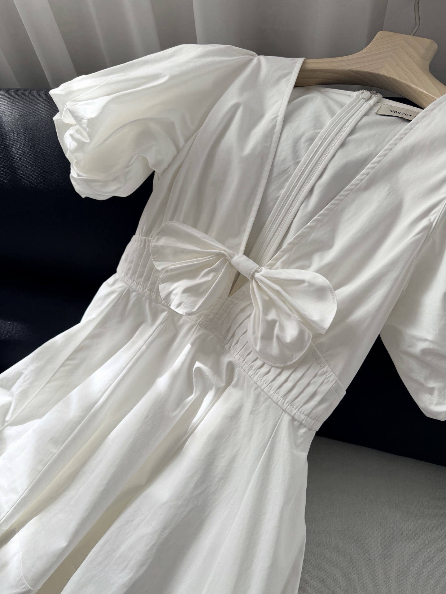 现货‼️‼️/蝴蝶结连衣裙✨纯棉材质深V领，恰到好处的露肤度，胸前蝴蝶结扣饰（蝴蝶结可灵活拆卸）腰部立体