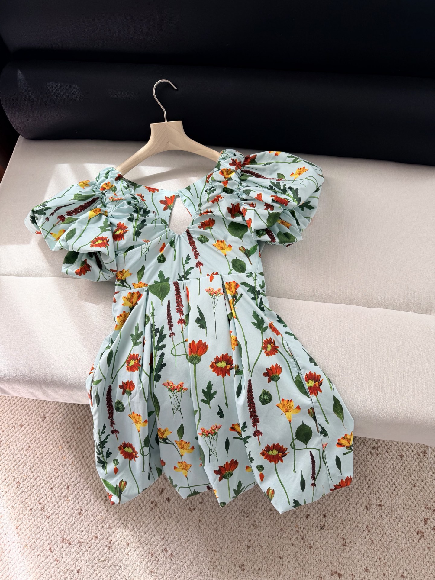 现货‼️‼️/碎花泡泡袖连衣裙✨很有层次设计的款式，里外内衬用的同色面料，花田颤乱的美具象化了，清新有活