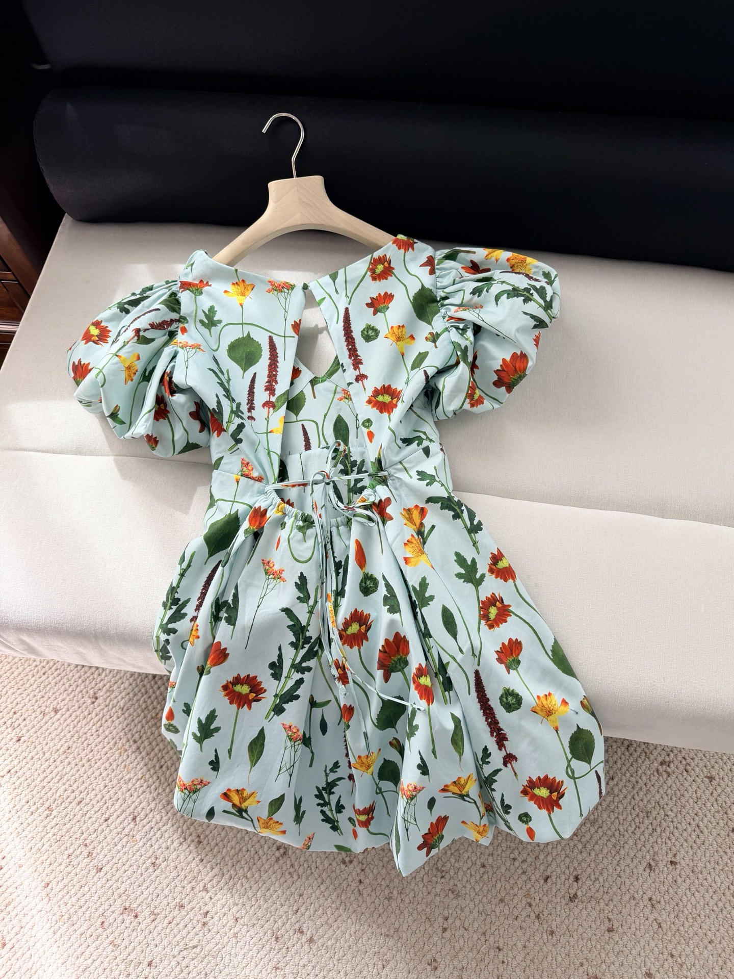 现货‼️‼️/碎花泡泡袖连衣裙✨很有层次设计的款式，里外内衬用的同色面料，花田颤乱的美具象化了，清新有活