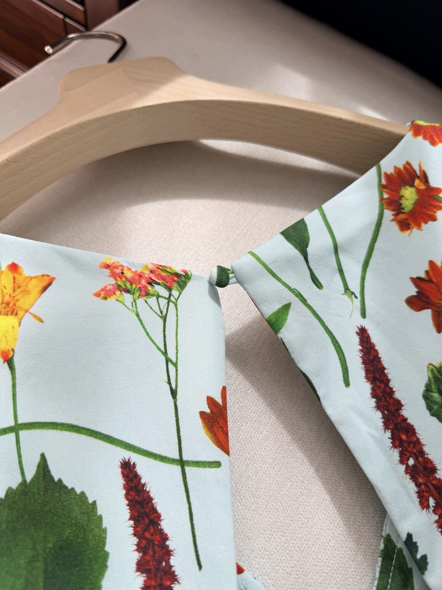 现货‼️‼️/碎花泡泡袖连衣裙✨很有层次设计的款式，里外内衬用的同色面料，花田颤乱的美具象化了，清新有活