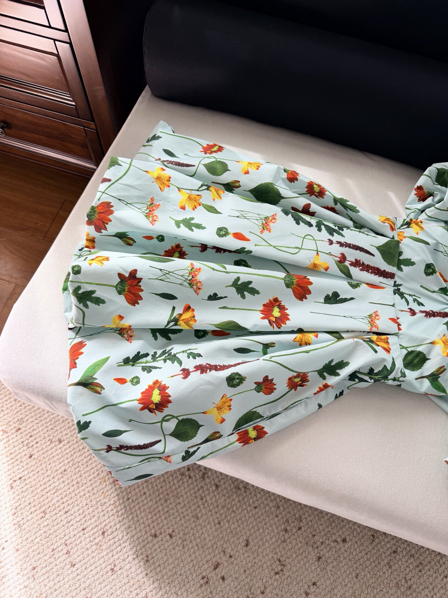 现货‼️‼️/碎花泡泡袖连衣裙✨很有层次设计的款式，里外内衬用的同色面料，花田颤乱的美具象化了，清新有活