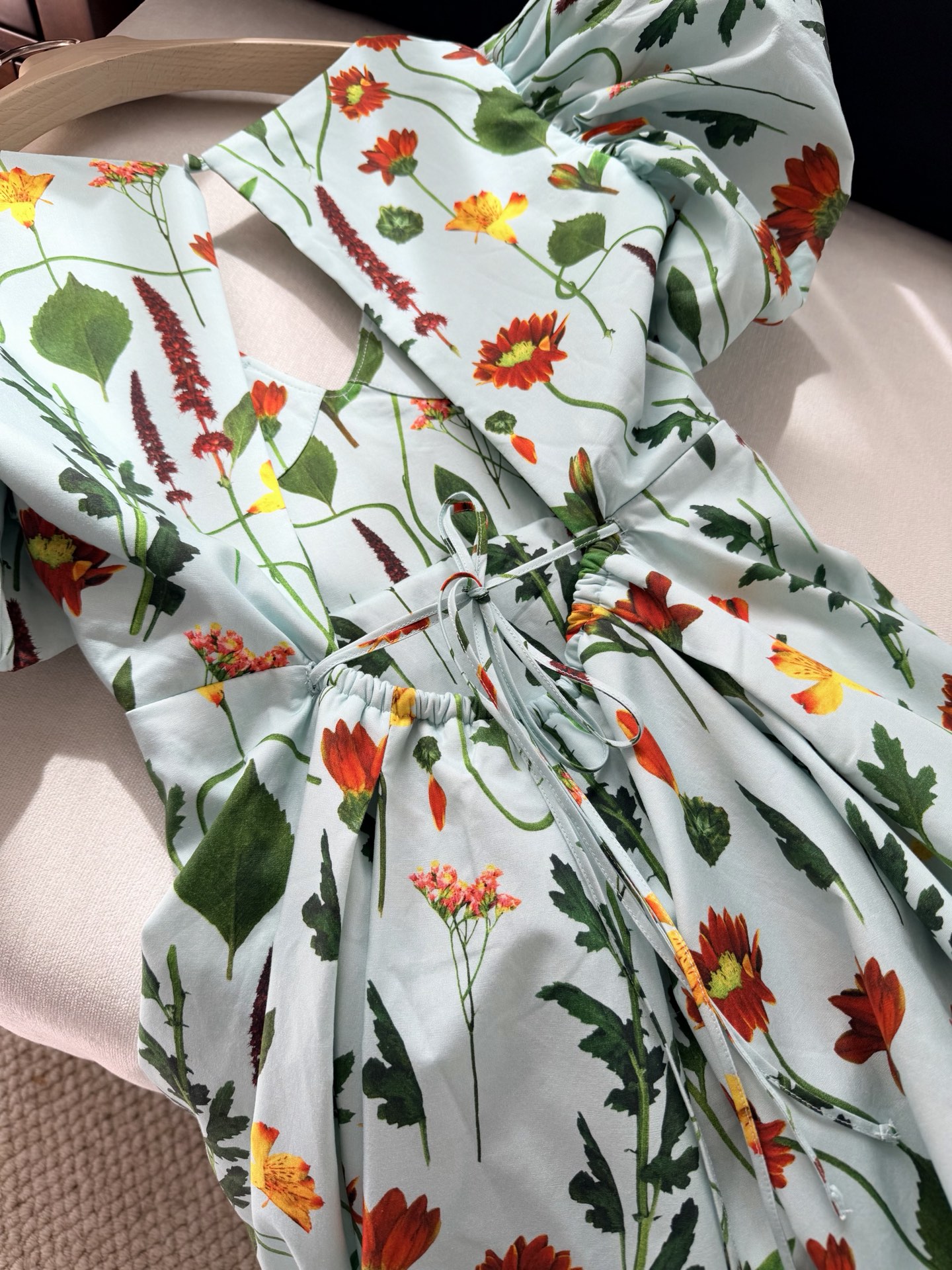 现货‼️‼️/碎花泡泡袖连衣裙✨很有层次设计的款式，里外内衬用的同色面料，花田颤乱的美具象化了，清新有活