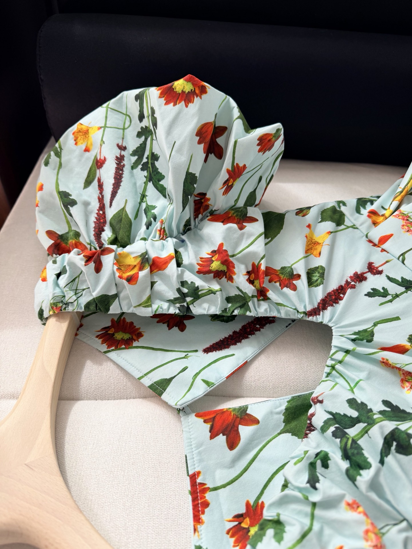 现货‼️‼️/碎花泡泡袖连衣裙✨很有层次设计的款式，里外内衬用的同色面料，花田颤乱的美具象化了，清新有活