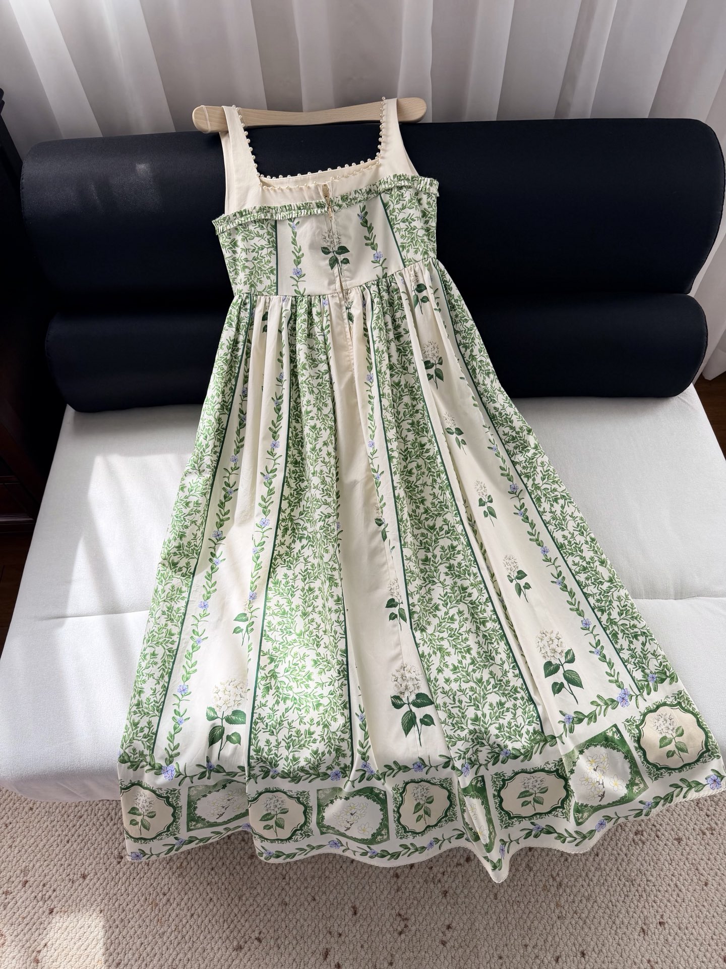 现货‼️‼️/钉珠方领连衣裙✨宫廷主义~Agua绿色印花珍珠点缀方领高腰大摆裙，领口用手工钉珠点缀，高腰