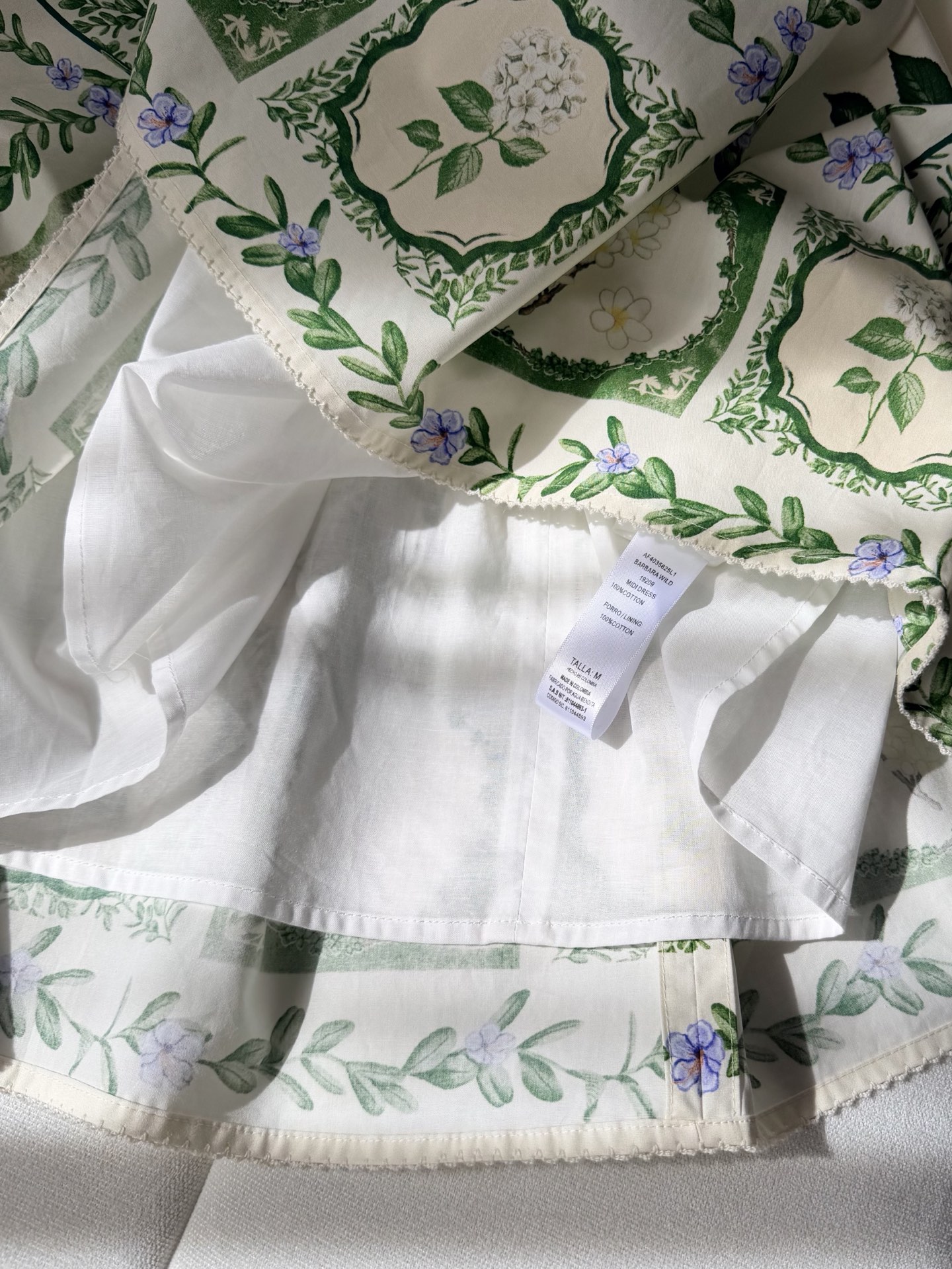 现货‼️‼️/钉珠方领连衣裙✨宫廷主义~Agua绿色印花珍珠点缀方领高腰大摆裙，领口用手工钉珠点缀，高腰