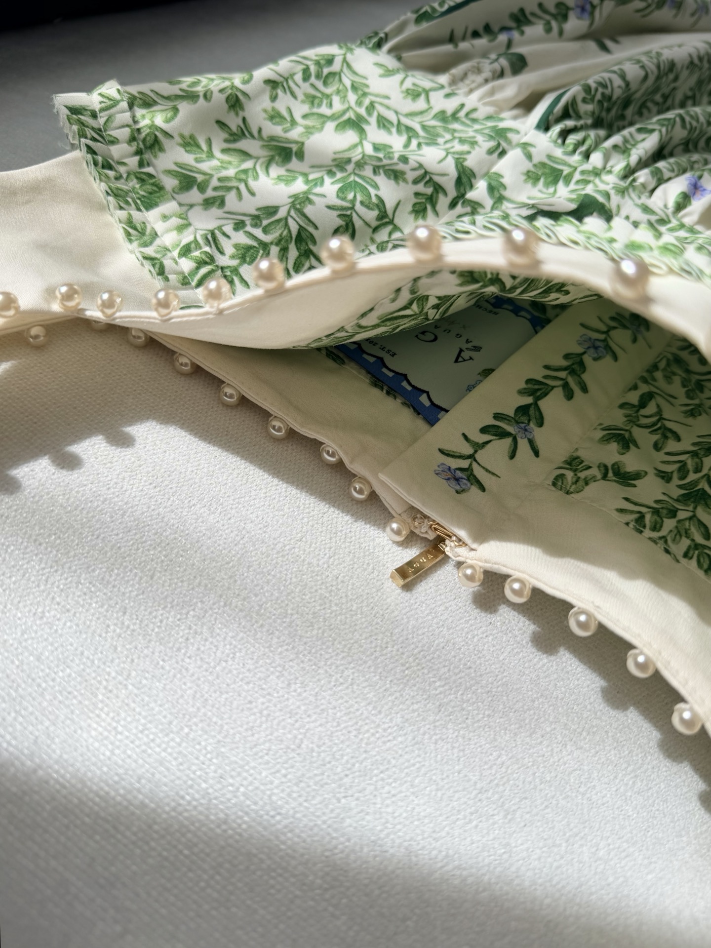 现货‼️‼️/钉珠方领连衣裙✨宫廷主义~Agua绿色印花珍珠点缀方领高腰大摆裙，领口用手工钉珠点缀，高腰