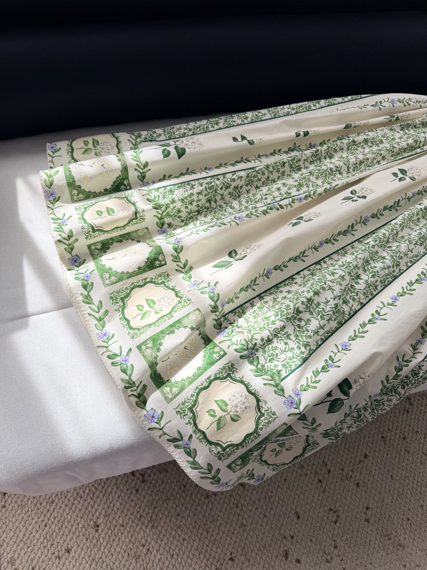 现货‼️‼️/钉珠方领连衣裙✨宫廷主义~Agua绿色印花珍珠点缀方领高腰大摆裙，领口用手工钉珠点缀，高腰