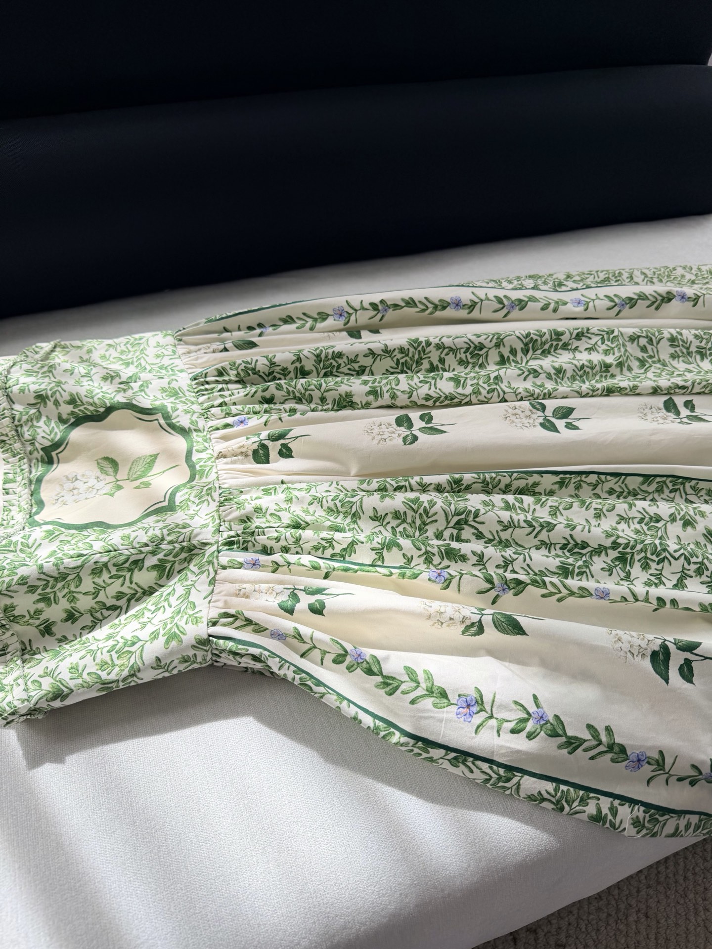 现货‼️‼️/钉珠方领连衣裙✨宫廷主义~Agua绿色印花珍珠点缀方领高腰大摆裙，领口用手工钉珠点缀，高腰