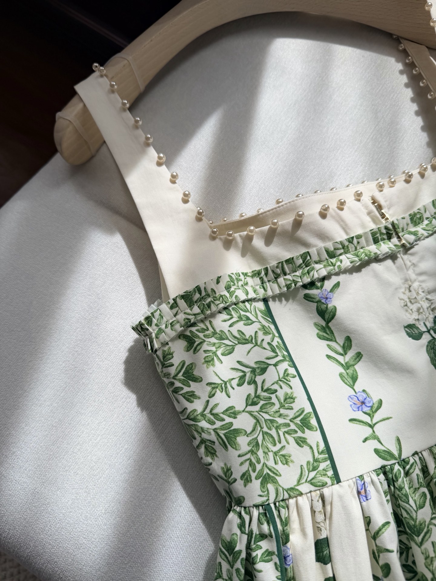 现货‼️‼️/钉珠方领连衣裙✨宫廷主义~Agua绿色印花珍珠点缀方领高腰大摆裙，领口用手工钉珠点缀，高腰