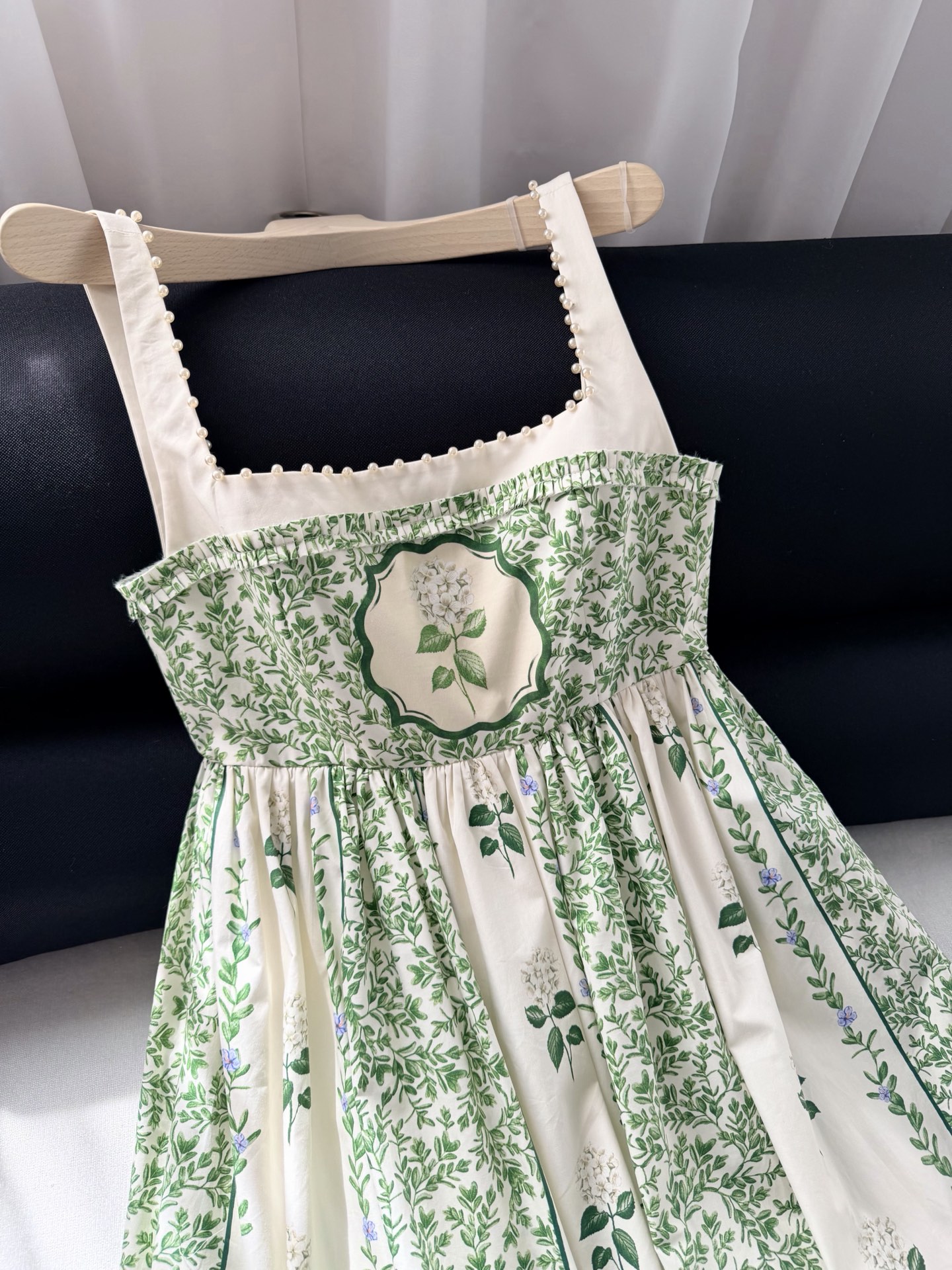 现货‼️‼️/钉珠方领连衣裙✨宫廷主义~Agua绿色印花珍珠点缀方领高腰大摆裙，领口用手工钉珠点缀，高腰