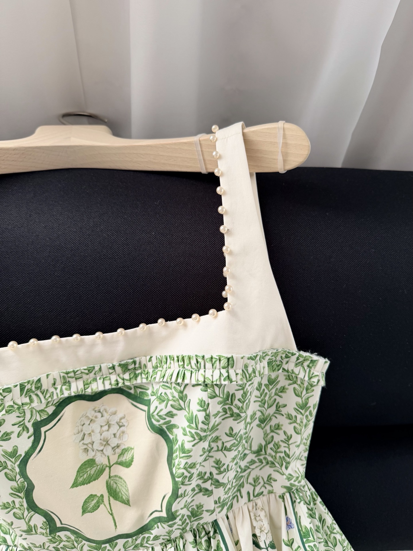 现货‼️‼️/钉珠方领连衣裙✨宫廷主义~Agua绿色印花珍珠点缀方领高腰大摆裙，领口用手工钉珠点缀，高腰