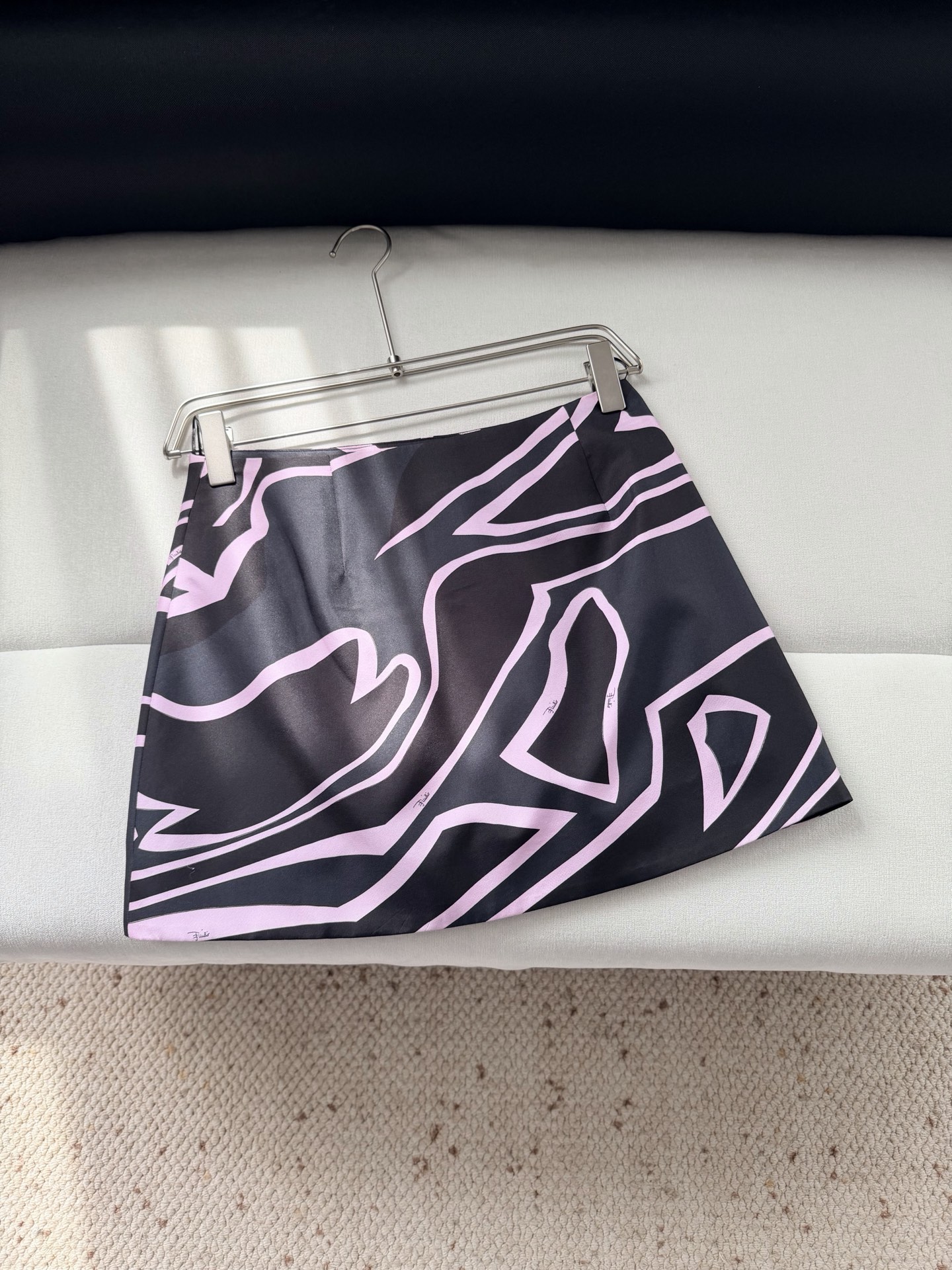 现货‼️‼️“Labirinto”印花半裙✨100%斜纹绸真丝、全身标志性几何漩涡印花，裹身式设计，纽扣