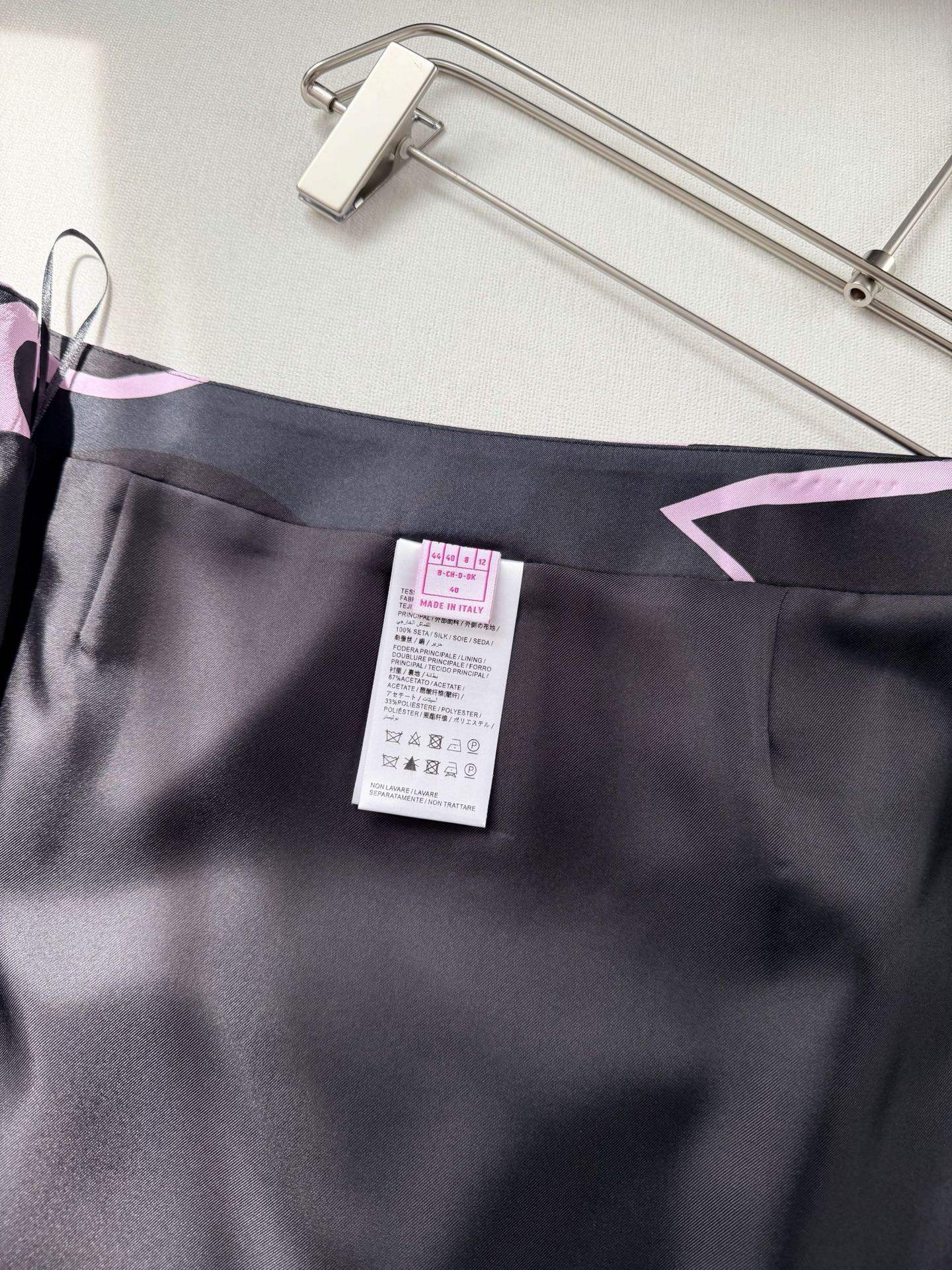 现货‼️‼️“Labirinto”印花半裙✨100%斜纹绸真丝、全身标志性几何漩涡印花，裹身式设计，纽扣