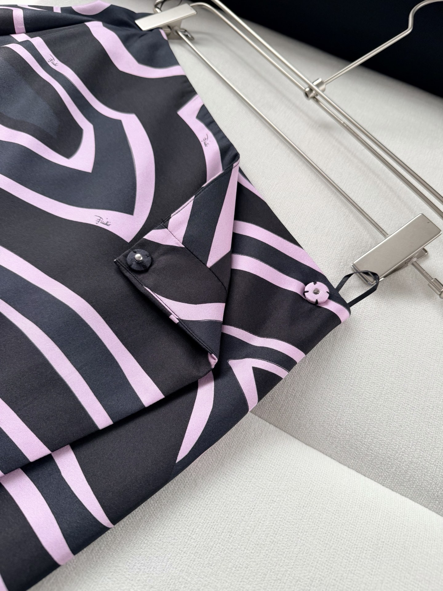 现货‼️‼️“Labirinto”印花半裙✨100%斜纹绸真丝、全身标志性几何漩涡印花，裹身式设计，纽扣