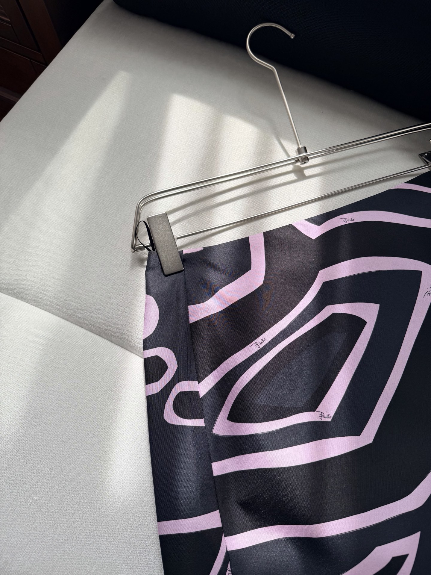 现货‼️‼️“Labirinto”印花半裙✨100%斜纹绸真丝、全身标志性几何漩涡印花，裹身式设计，纽扣