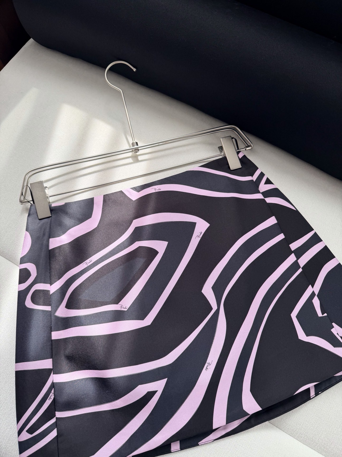 现货‼️‼️“Labirinto”印花半裙✨100%斜纹绸真丝、全身标志性几何漩涡印花，裹身式设计，纽扣